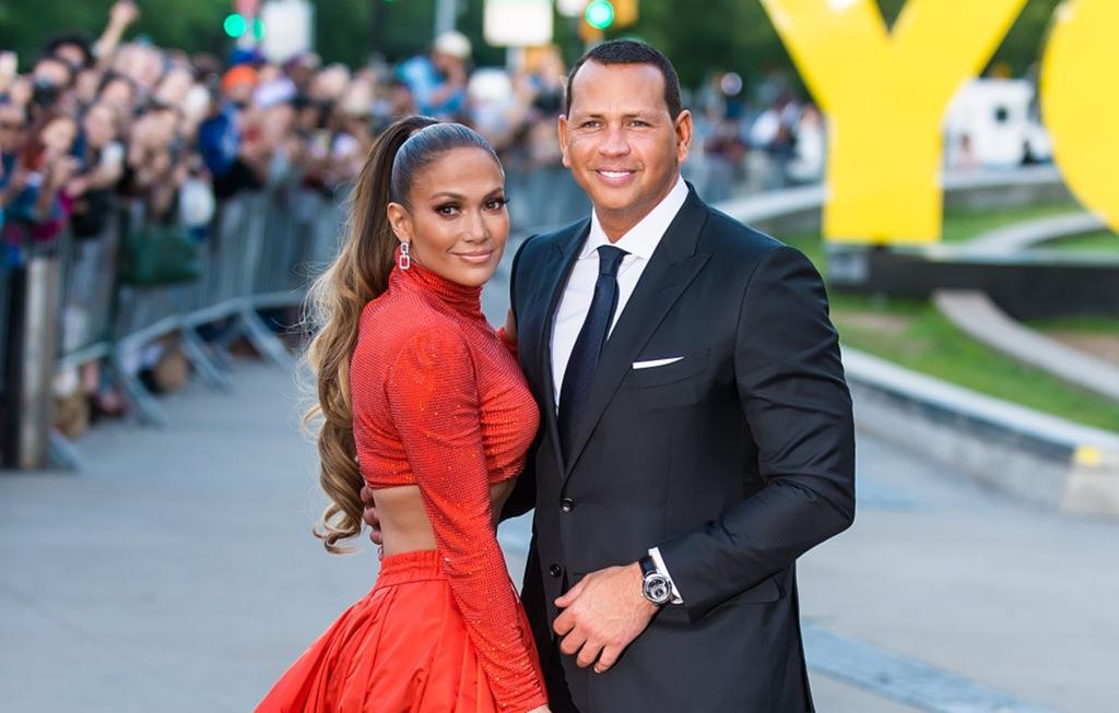 Jennifer Lopez Celebrates Alex Rodriguez's 44th Birthday in Style(02)