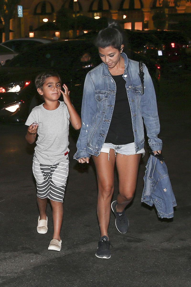 Kourtney kardashian scott disick back together out with kids 4