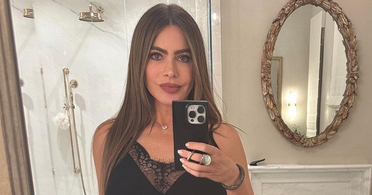 Sofia Vergara looks unrecognisable and years younger in nude, make-up free  bed selfie