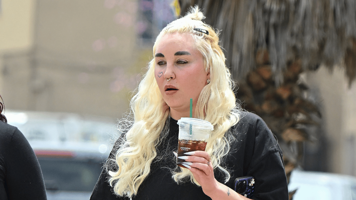 Image of Amanda Bynes promoted her new line through a series of Instagram story posts linking to the website 'new york $peed.'