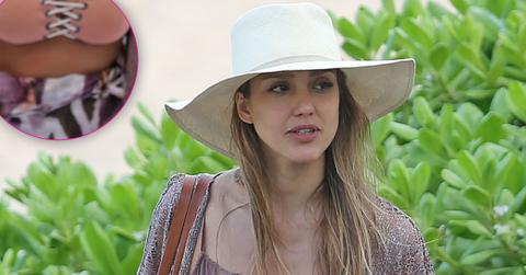 PREMIUM EXCLUSIVE – A bikini clad Jessica Alba was seen relaxing on vacation in Hawaii.