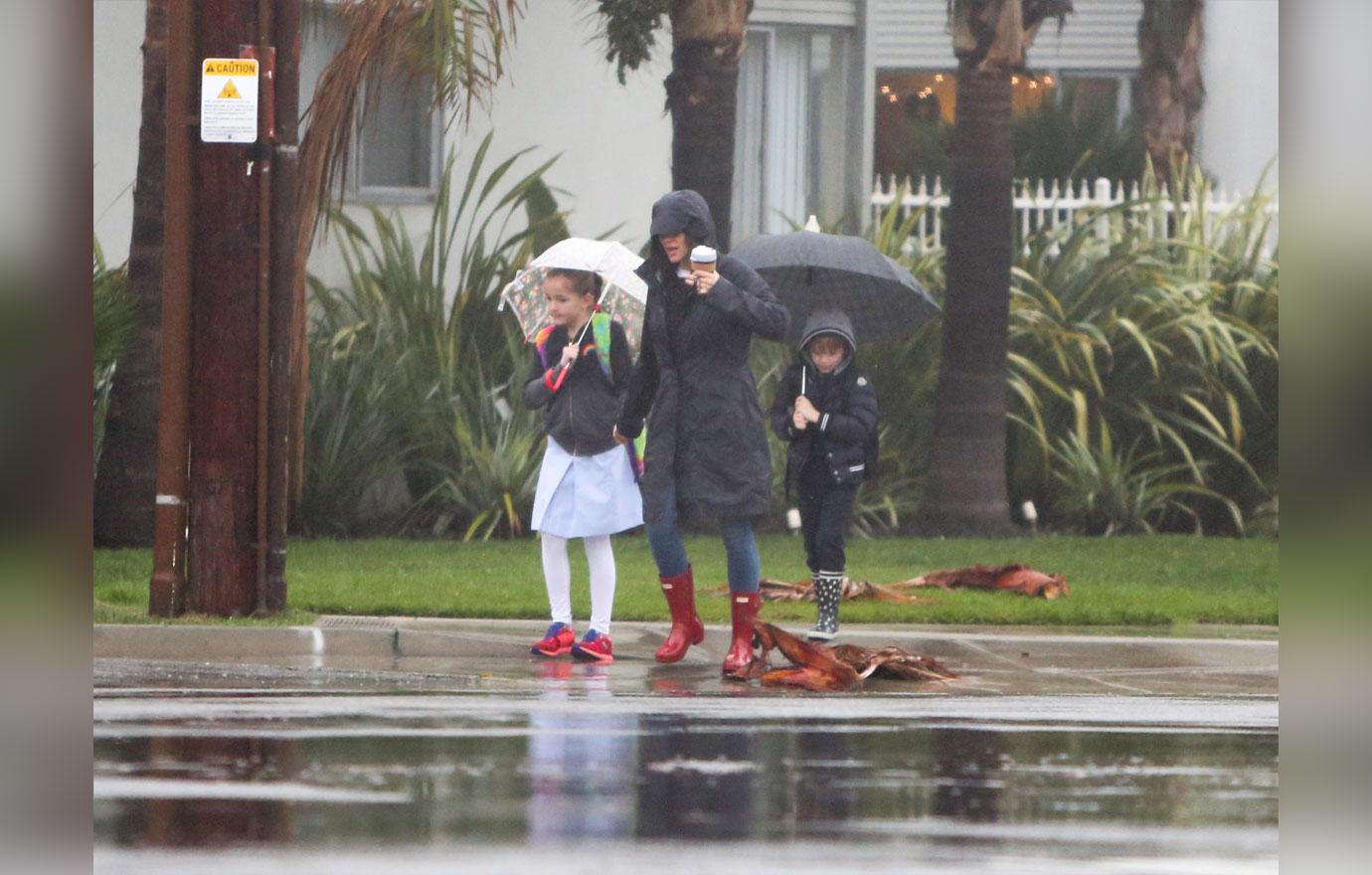 Jennifer Garner braves the rain