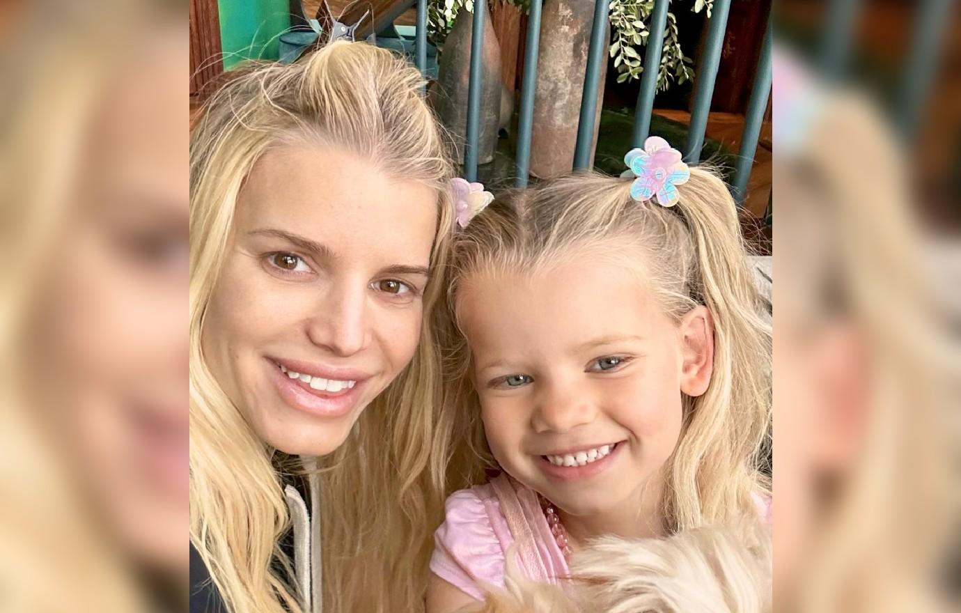 Jessica Simpson Praised For 'Au Naturel' Look In Bare Faced Snap