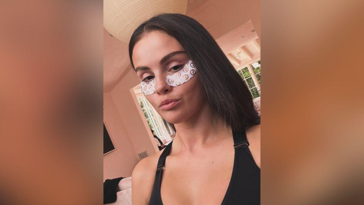 Image of Selena Gomez indulged in her skincare routine.