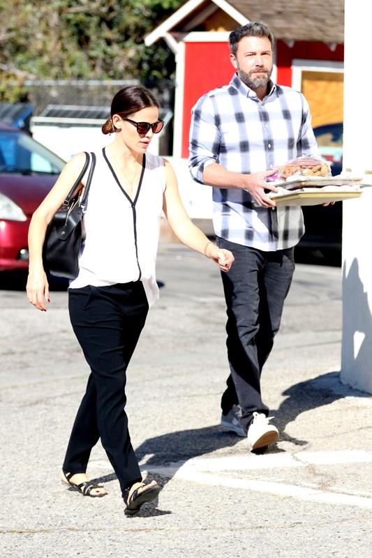 Ben Affleck and Jennifer Garner arrive to church with baked goods