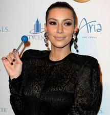 2009__12__full_Kim_Kardashian_011 215×225.jpg