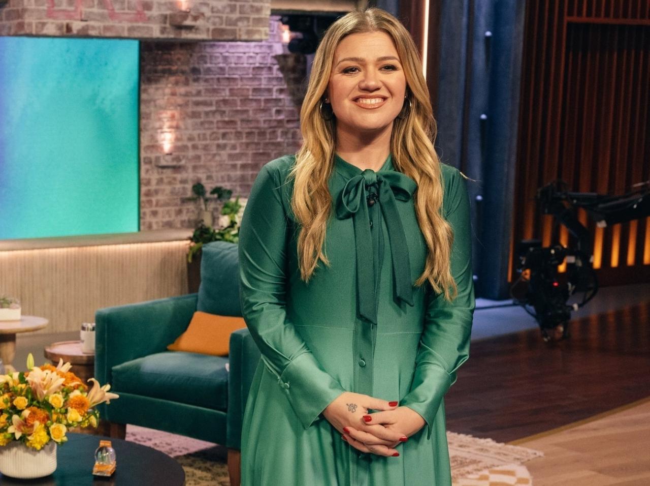 Kelly Clarkson Stuns In Green Gown Ahead Of First NYC Winter: Photos