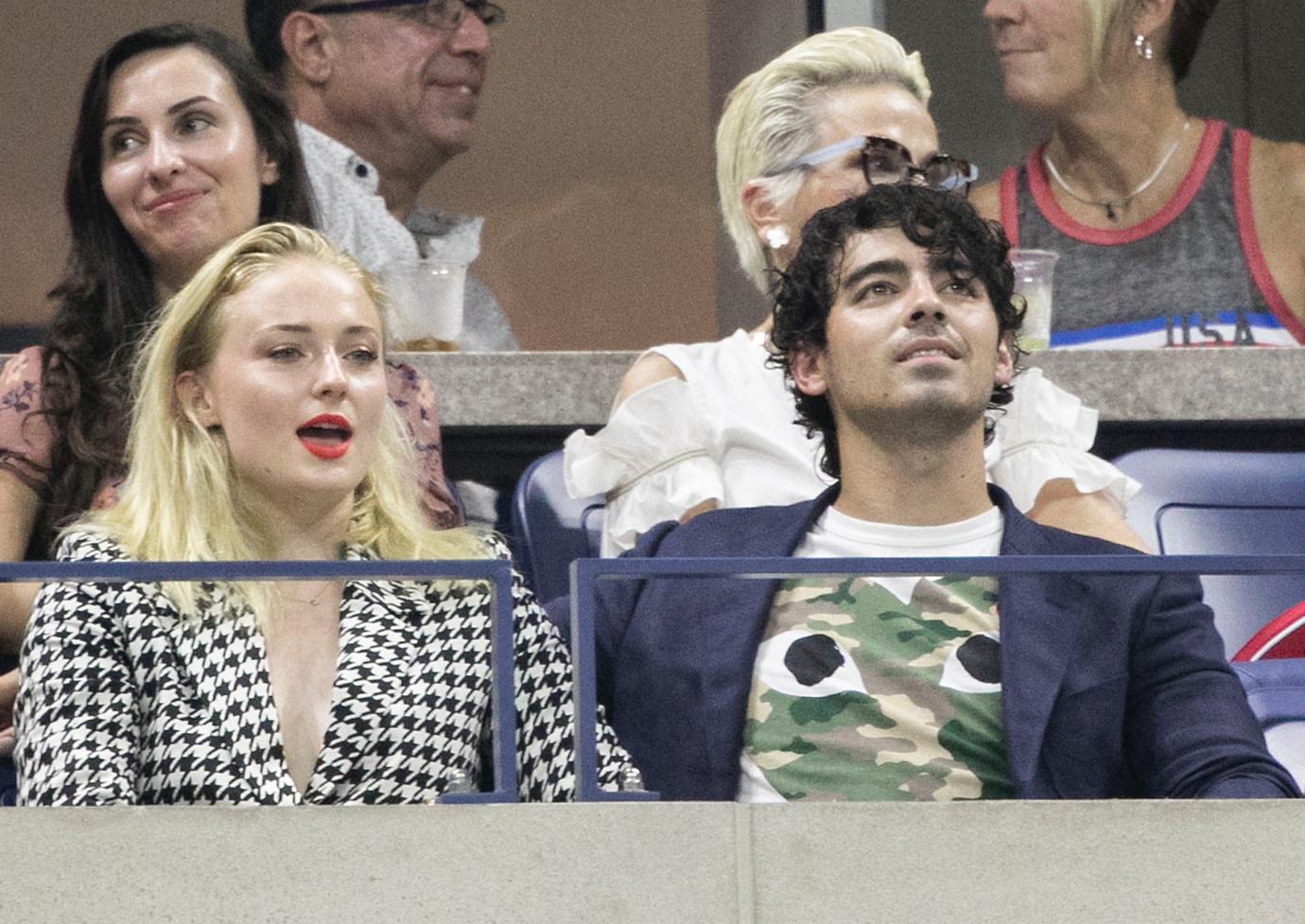 fans rally behind joe jonas wife sophie turner amid family drama