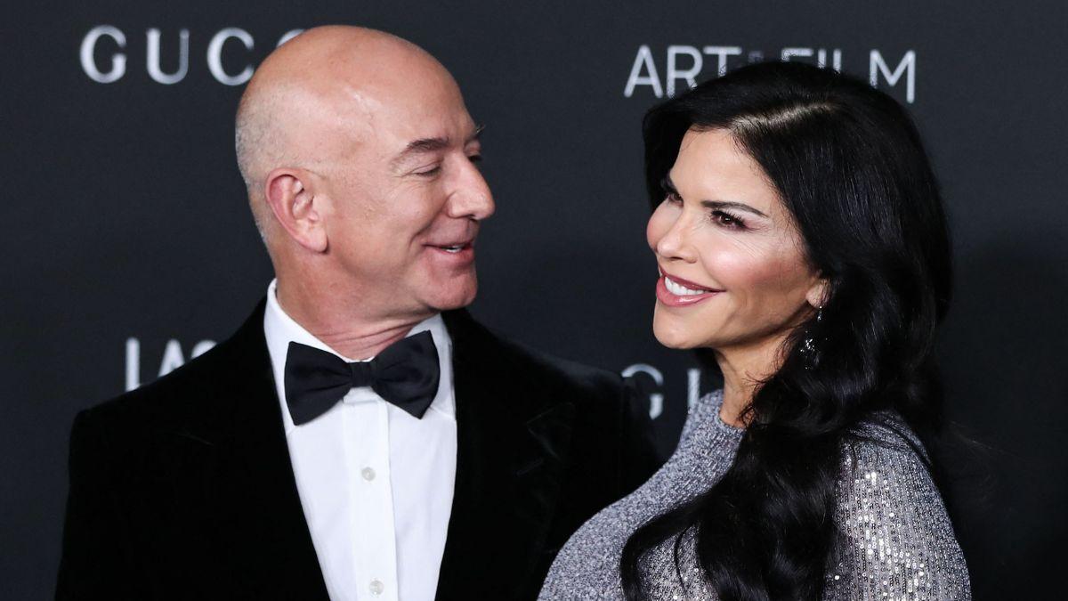 image of Jeff Bezos and Lauren sanchez 