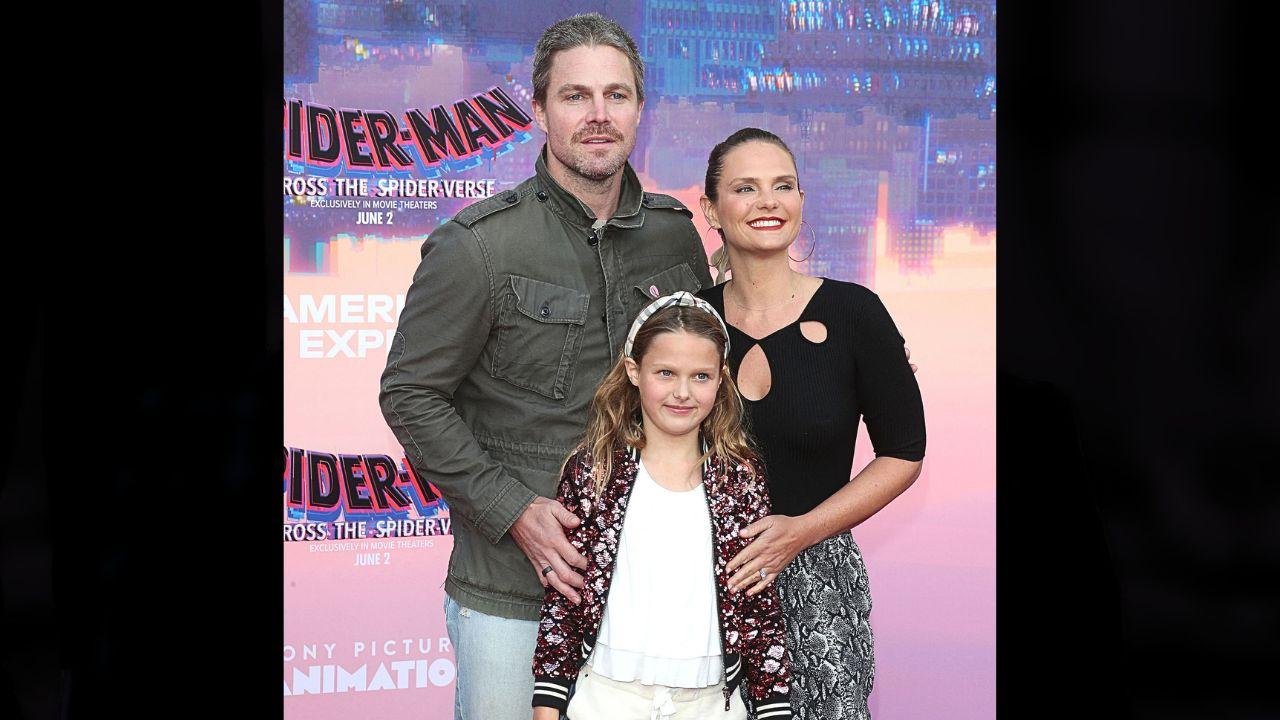 Image of Stephen Amell with his wife and daughter.