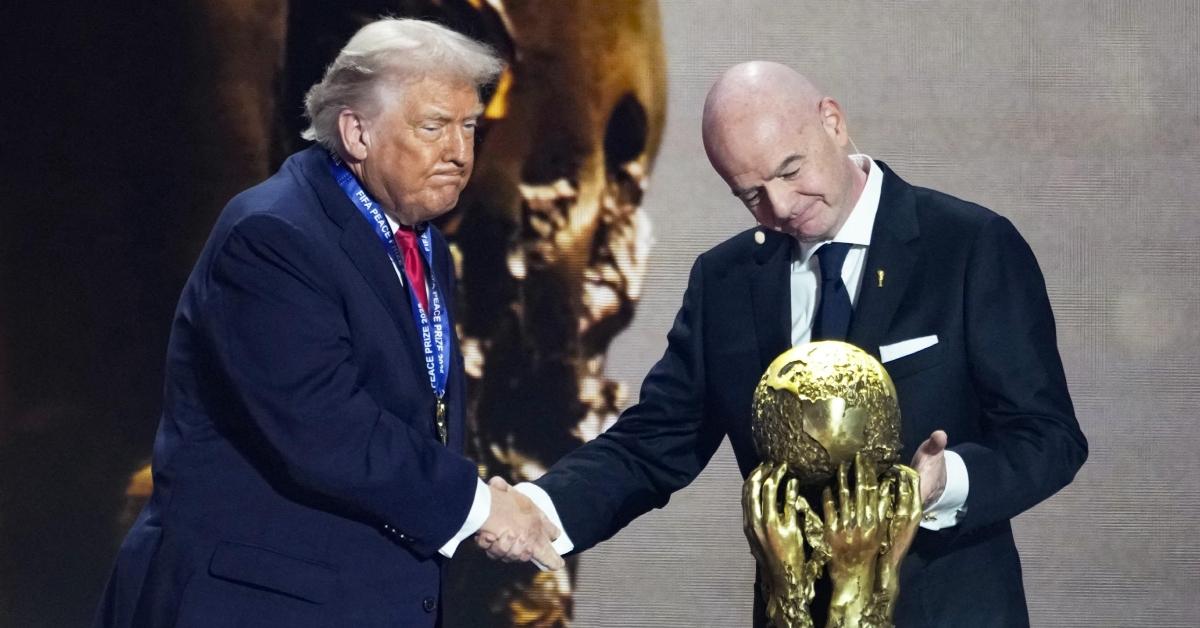 Photo of Navarro joked giving the president an award is like giving a 3-year-old a tchotchke.