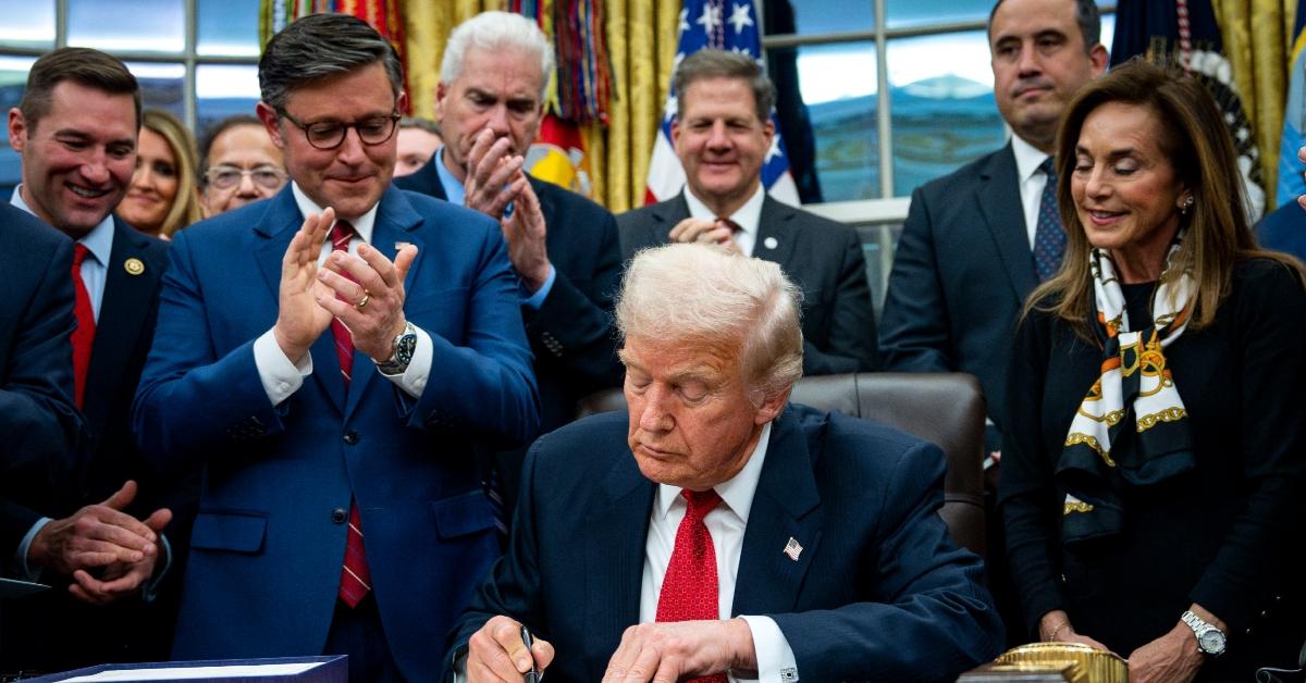 Imag of Donald Trump seemingly attempted to hid his bruising inside of the Oval Office.