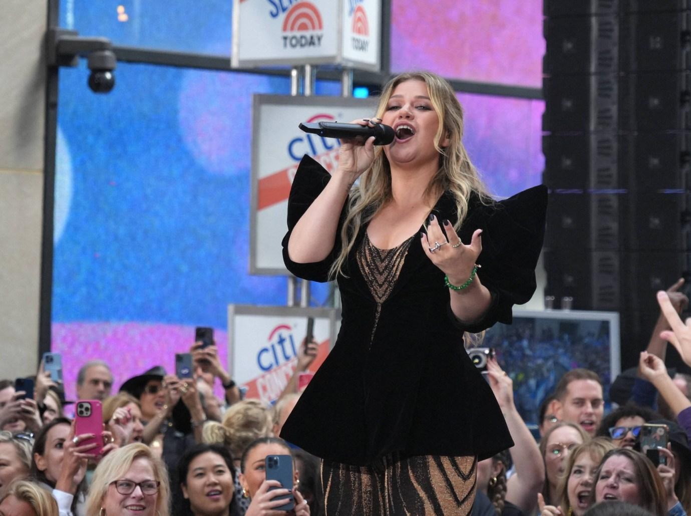 kelly clarkson doesnt want be friends exes awkward