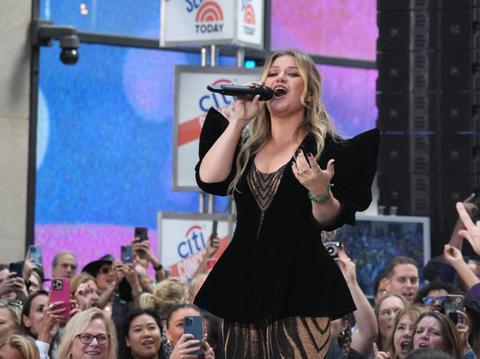 kelly clarkson doesnt want be friends exes awkward