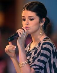 2010__10__48_Gomez_Selena_092310 197×300.jpg