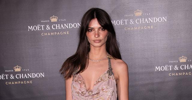 emily ratajkowski close seagrams heir eli bronfman knicks game pp
