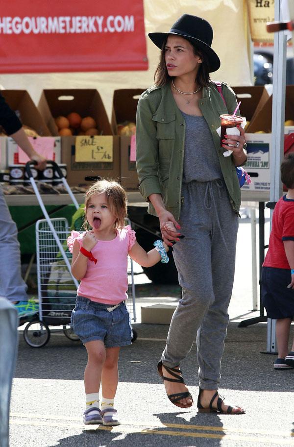 Jenna Dewan Tatum Cuddles Daughter Everly