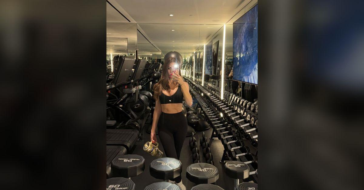 khloe kardashian flaunts ripped abs after opening up weight loss photo
