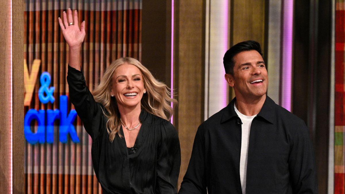 Photo of Kelly Ripa and Mark Consuelos.