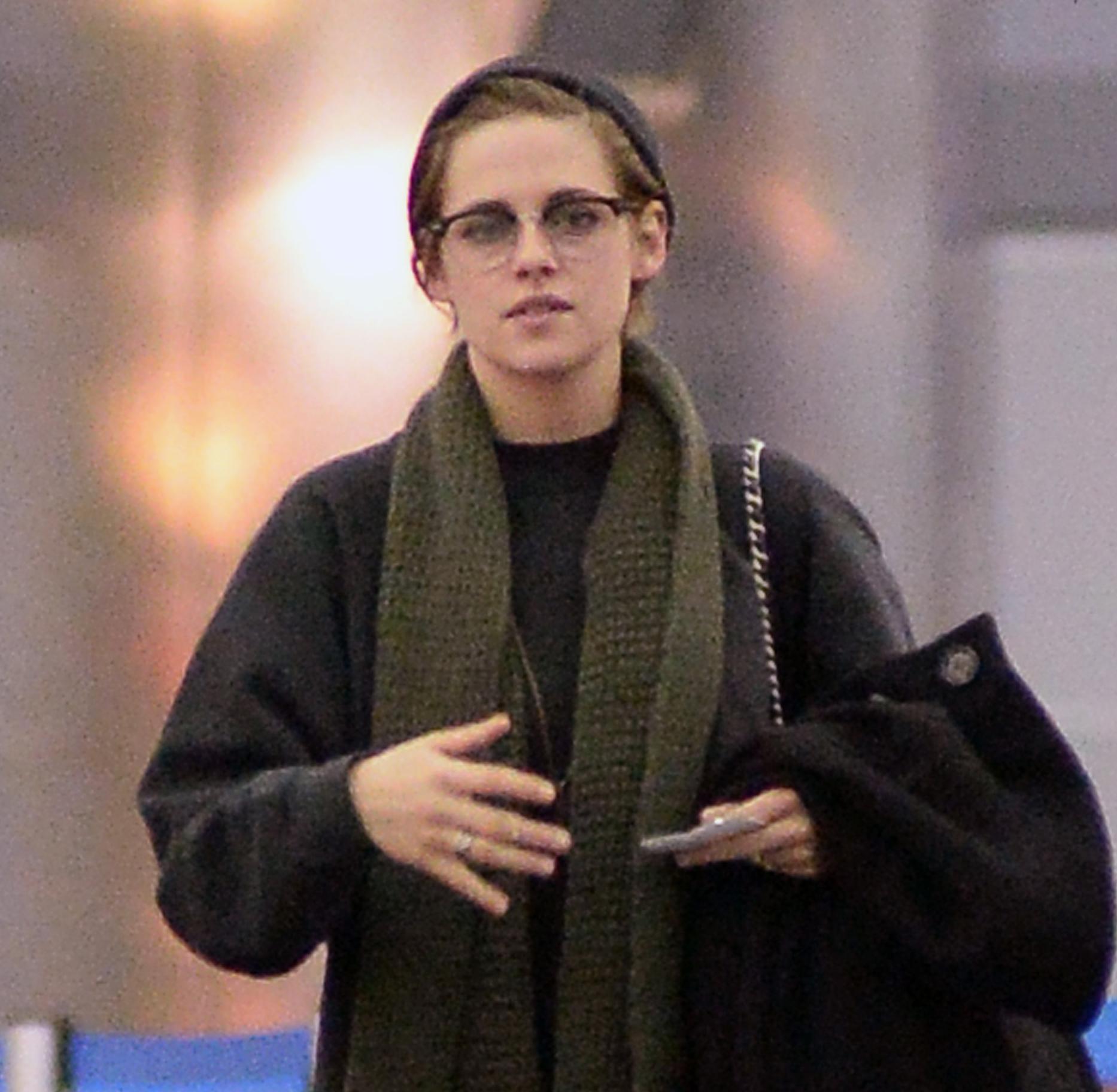 EXCLUSIVE: INF &#8211; Kristen Stewart Arrives at JFK Makeup Free &#038; Wearing Glasses