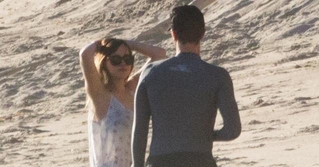 Dakota johnson dating chris martin