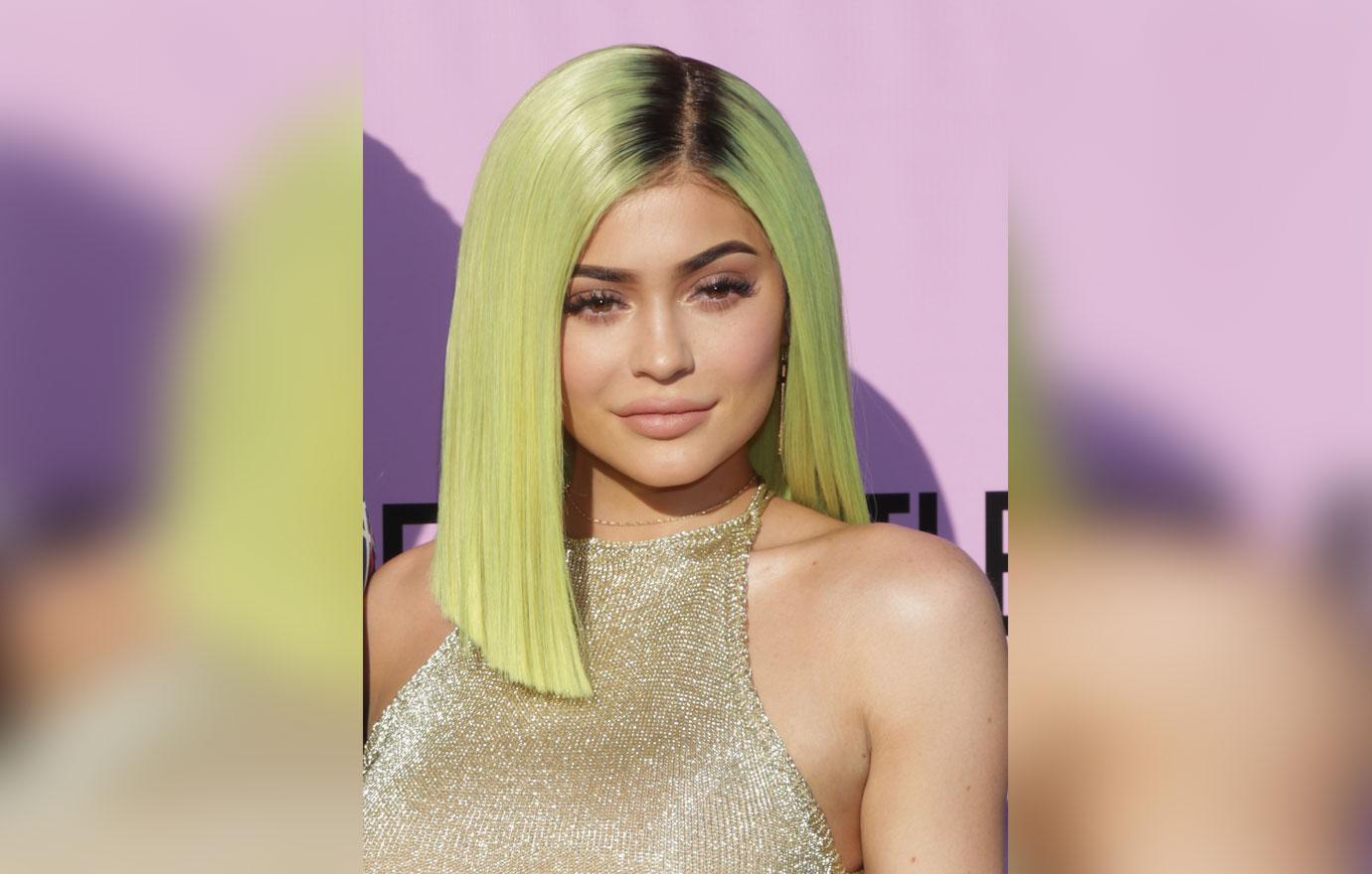 Kylie Jenner Dyed Her Hair Again! Click To See Pics Of Her New Pink Hair(02)