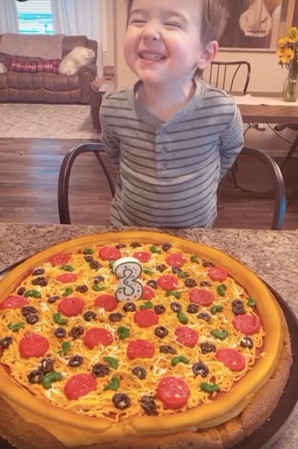 chelsea-houska-instagram-son-watson-birthday-party-pizza-cake