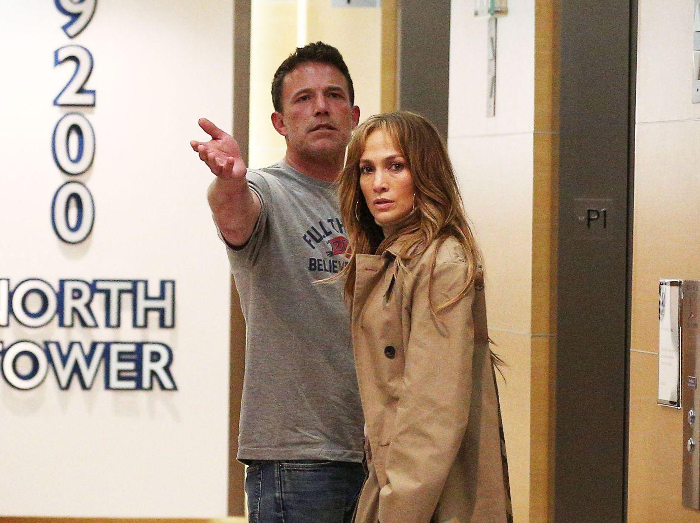 ben affleck wedding ring back jennifer lopez tension high photos