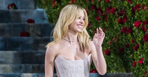 sydney sweeney stuns met gala blue gown black bobpp