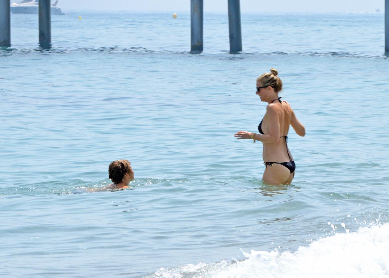 EXCLUSIVE: *** NO WEB UNTIL 1630 GMT 27TH JUNE PREMIUM RATES APPLY *** Gwyneth Paltrow looks sensational in a black bikini in Marbella