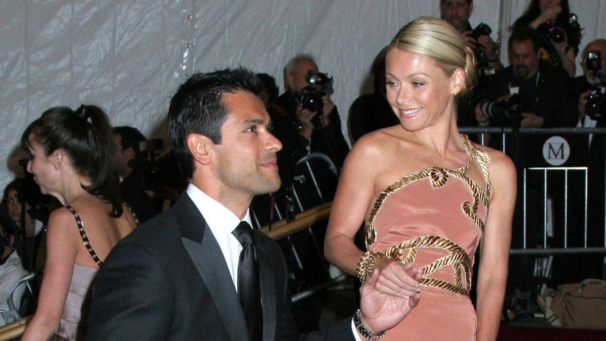 Image of Kelly Ripa and Mark Consuelos attended the Met Gala in 2007.