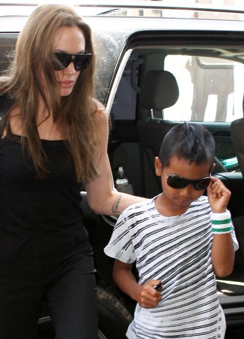 2009__07__full_angelina_jolie_01_wenn5326480.jpg