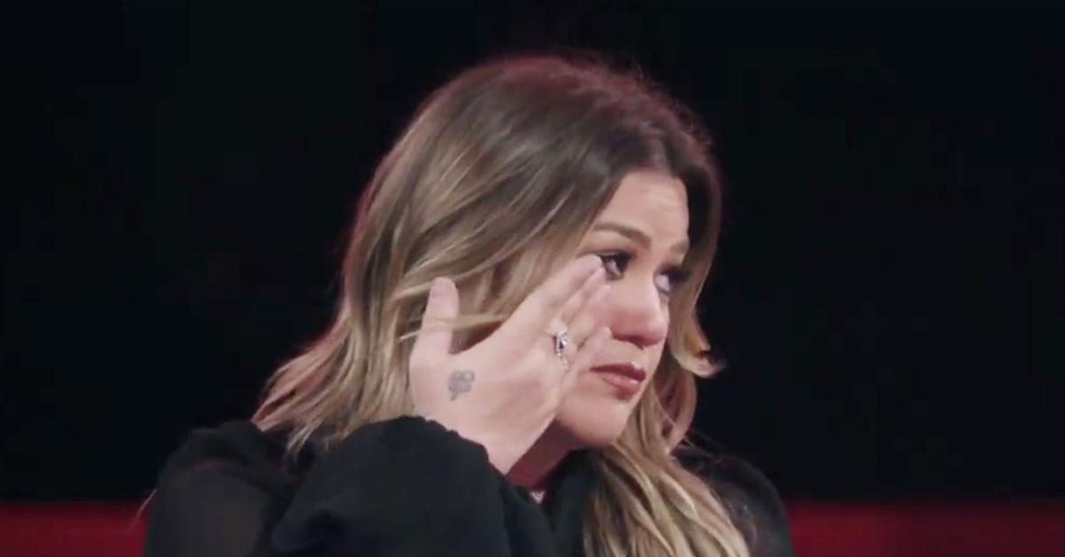 kelly clarkson brought tears last night performance