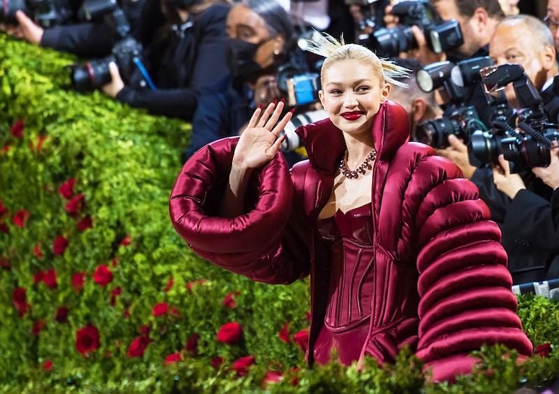 gigi hadid smooch bradley cooper nyc