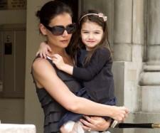 2010__04__Katie_Holmes_April11main 225×187.jpg