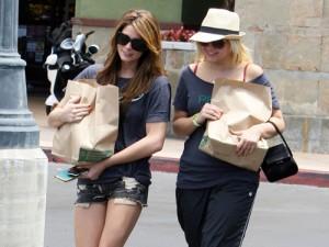 2010__07__Ashley_Greene_July27_m 300×225.jpg