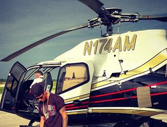 Justin bieber kissing las vegas waitress main.jpg