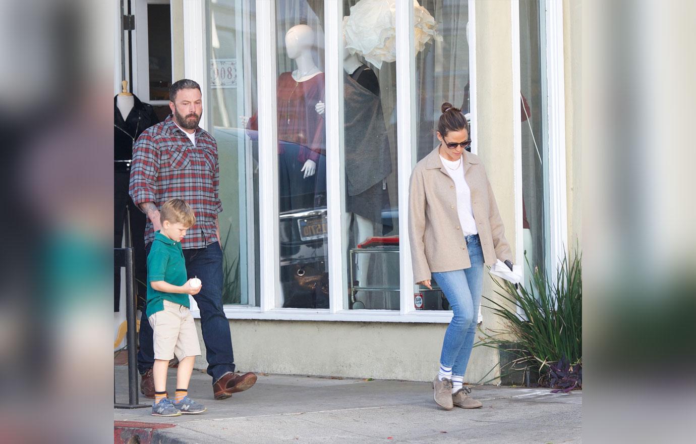 Ben Affleck  and Jennifer Garner going together with their son for ice cream