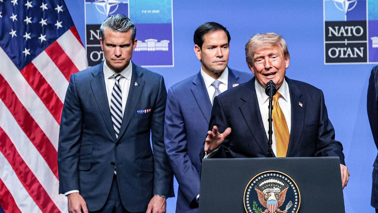 Photo of Trump dragged Hegseth in for a scolding. 