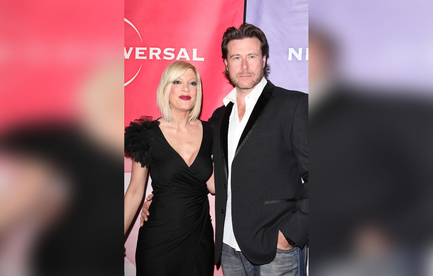 tori spelling shows off bombshell body plunging black dress dean mcdermott marital woes