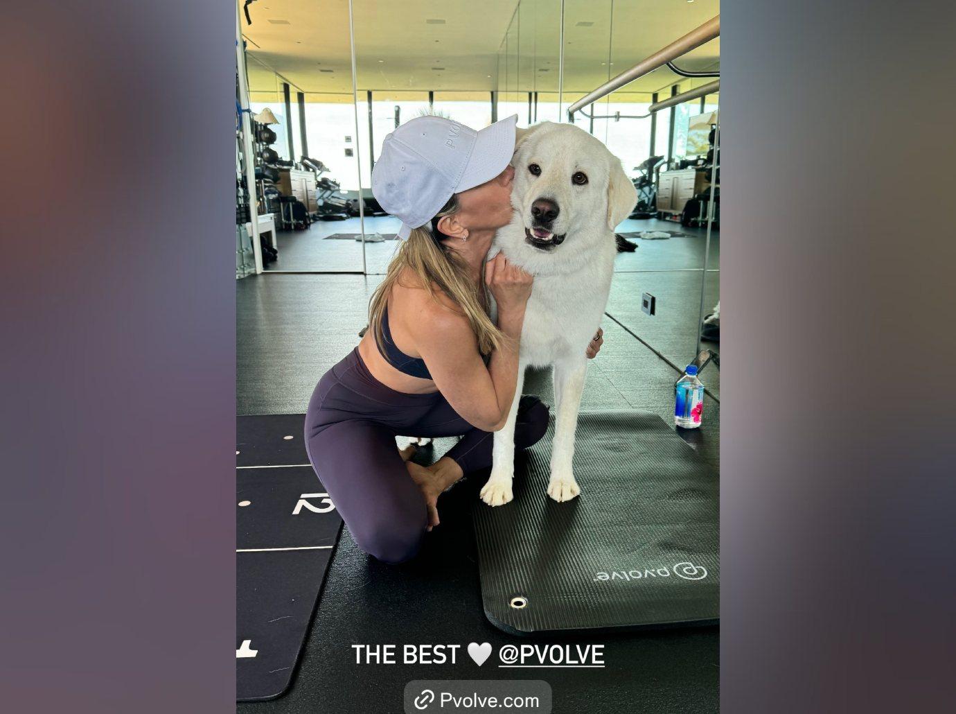 jennifer aniston shows toned abs workout dogs gym photos