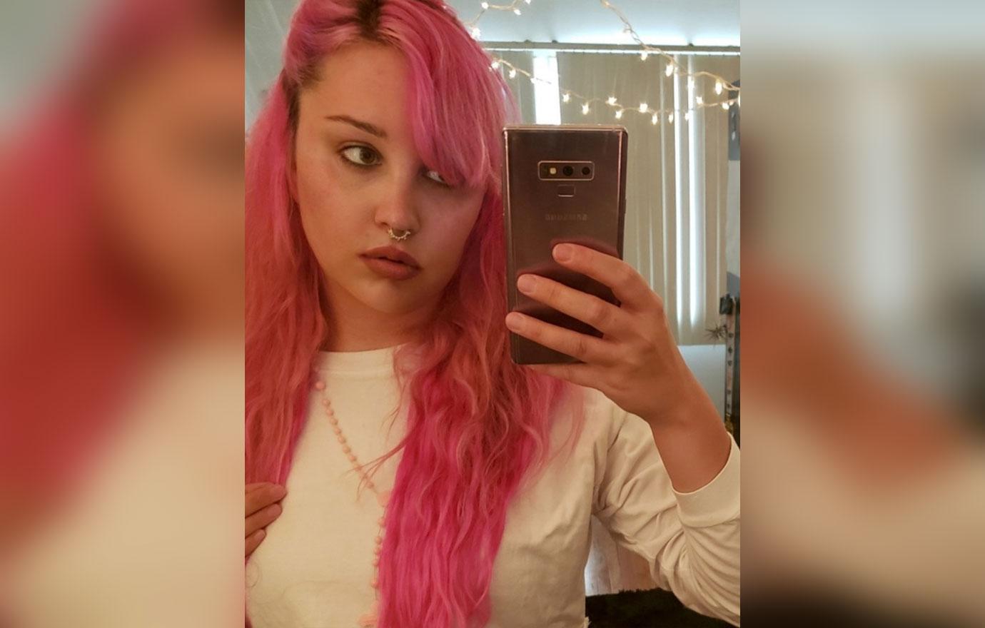 Amanda Bynes With Pink Hair Selfie