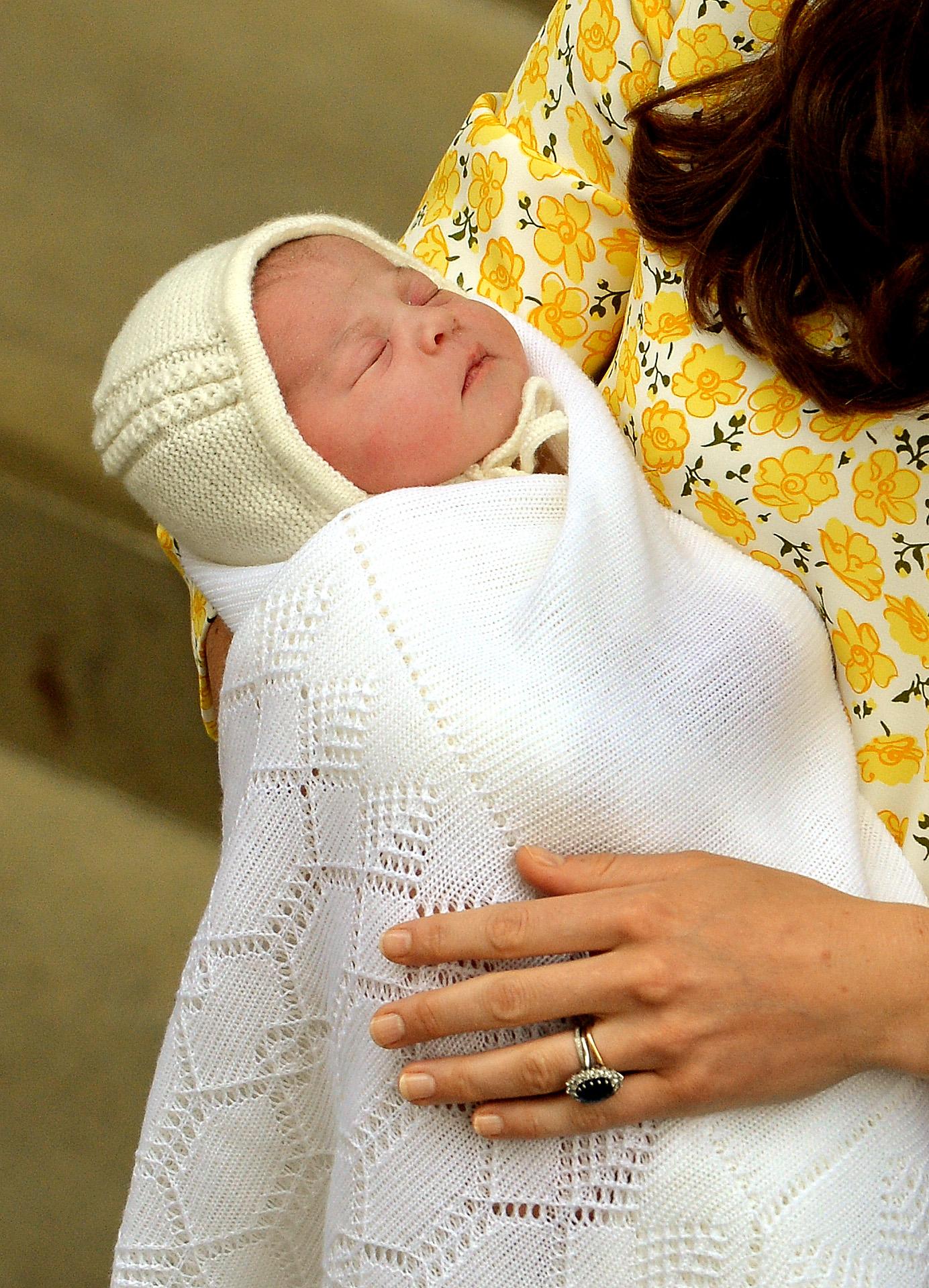 INF &#8211; Prince William &amp; Kate Middleton Reveal Royal Baby Princess As They Leave Hospital