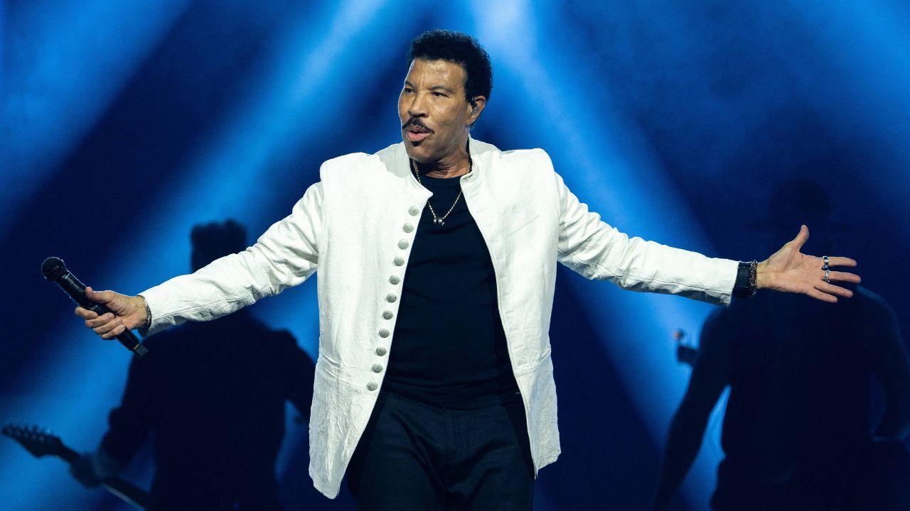 Image of Lionel Richie ended a concert early after suffering a dizzy spell during the Sing a Song All Night Long tour earlier this summer.