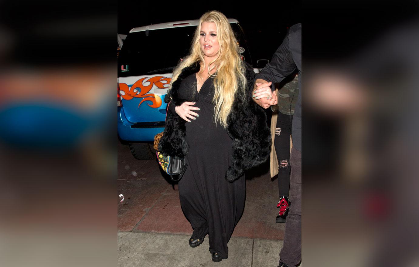 Heavily pregnant Jessica Simpson shows off her baby bump in a very