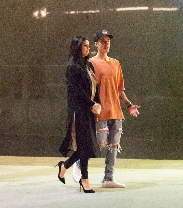 Justin bieber selena gomez stroll dating back together 02