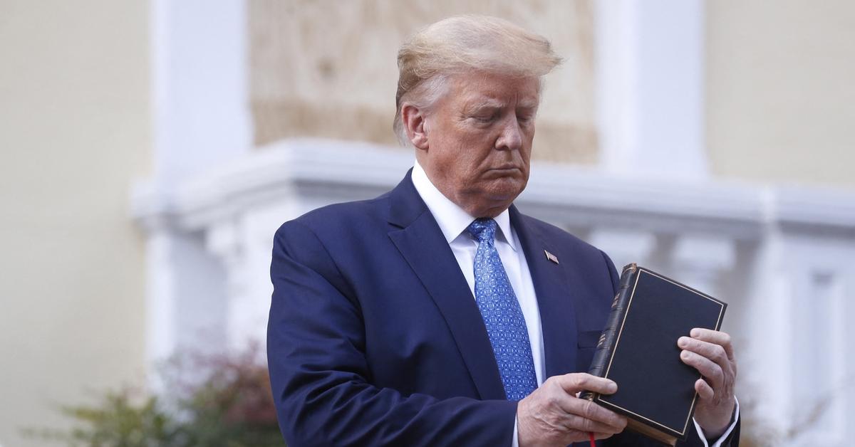 'Faker!': Donald Trump Called Out for Failing to Recite the Lord's Prayer Without a Teleprompter: Watch