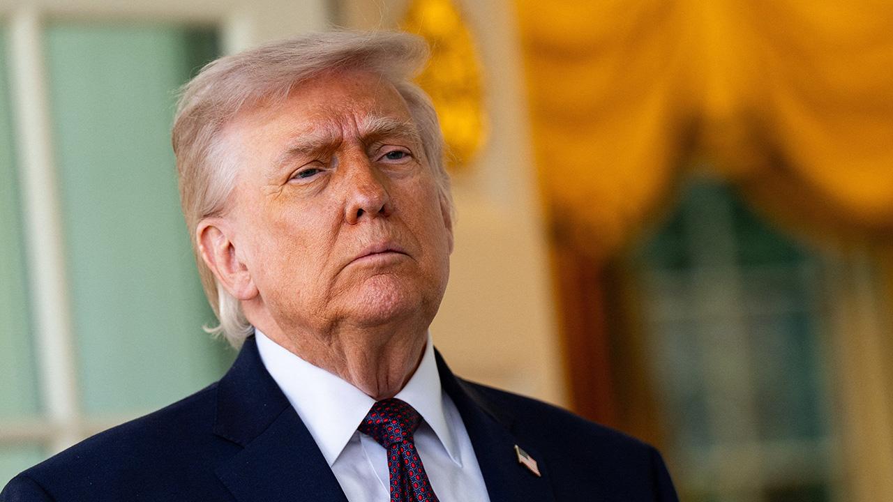 photo of Donald Trump posted on Truth Social to tell JB Pritzker to give him a call.