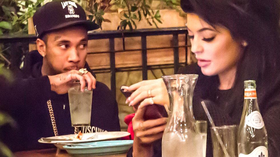 Kylie jenner tyga phone dinner photos