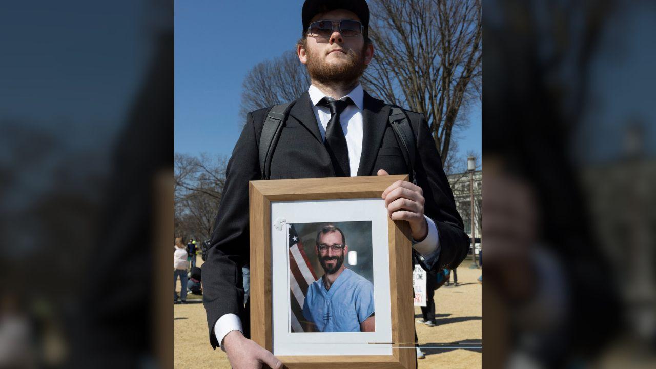photo of Pretti's killing became the subject of national protests. 